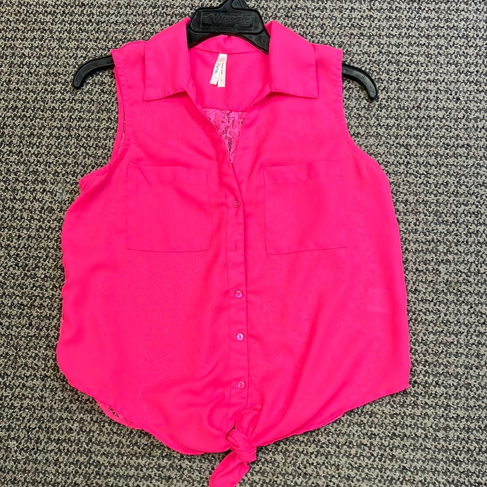 Ladies fusia pink lace tank top, size large,